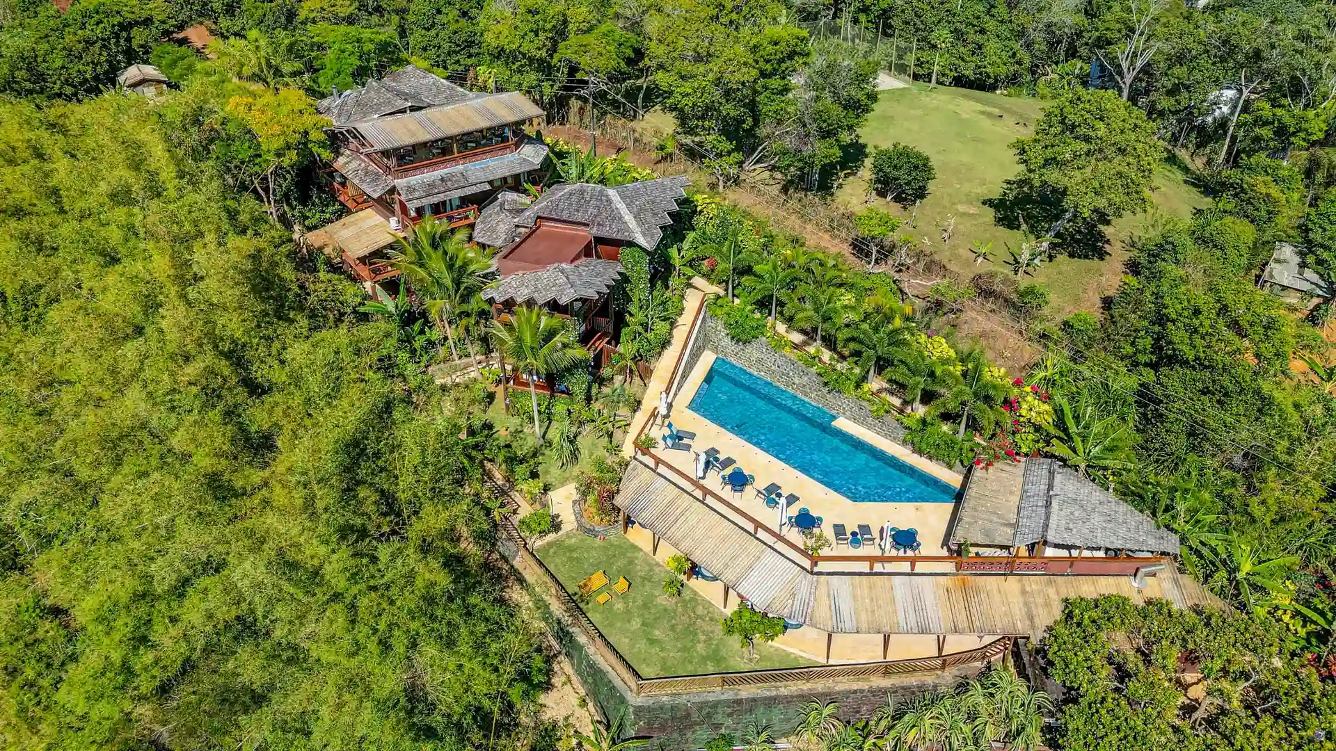 O Chocolate Hotel visto de cima: a piscina, os prédios de madeira e a mata em volta