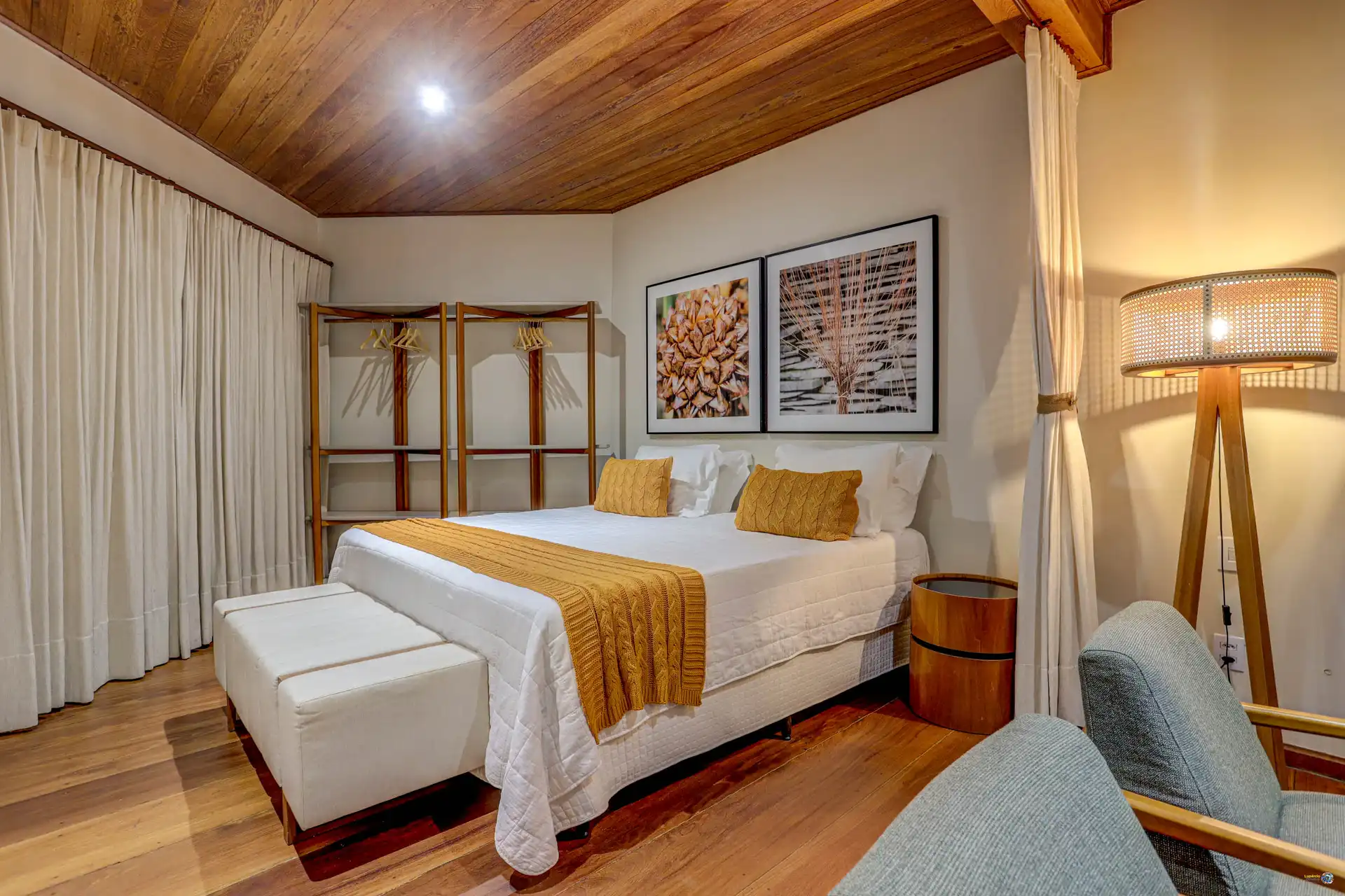 O quarto da Grand Cru: a cama queen size sob o forro de madeira e os quadros de cacau