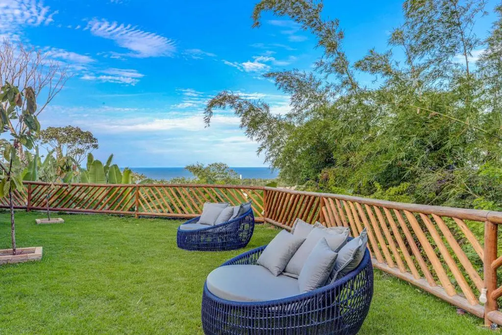 O jardim privativo da Grand Cru: o gramado, duas espreguiçadeiras e o mar atrás
