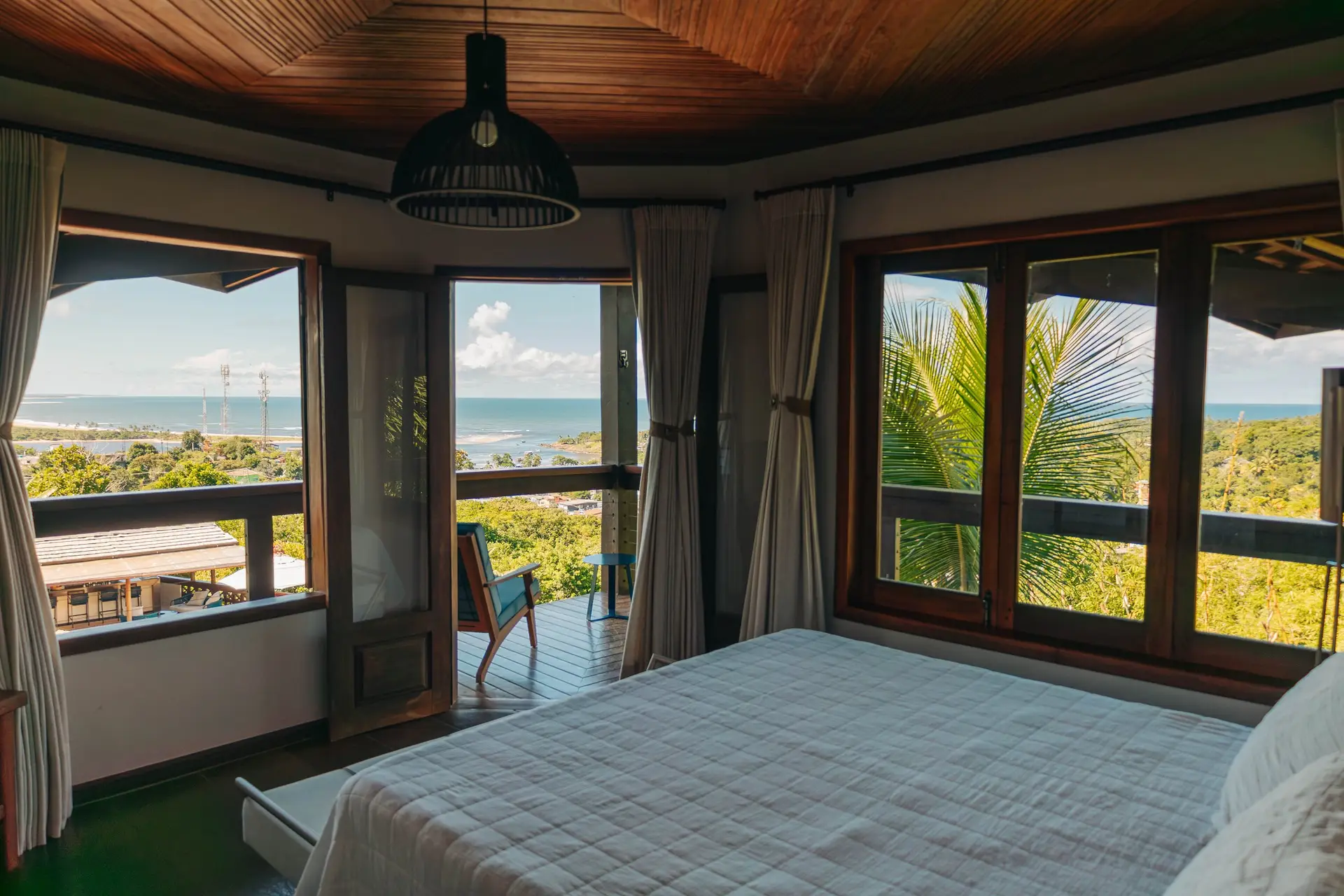 A Torra suite with the sea and the mouth of the Contas River in the window