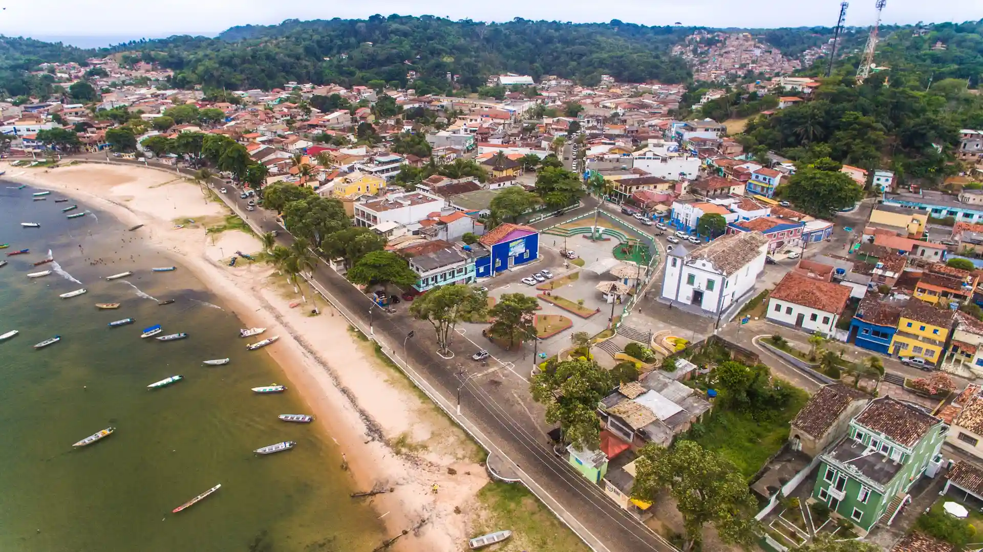 A vila de Itacaré vista do alto: a orla, as casas e os barcos fundeados na foz do rio de Contas